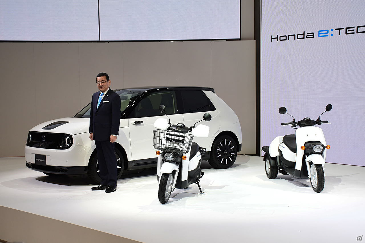 本田技研工業 代表取締役社長の八郷隆弘氏と、国内初公開の「Honda e」（左）、世界初公開の「BENRY e:」（中）、「GYRO e:」（右）
