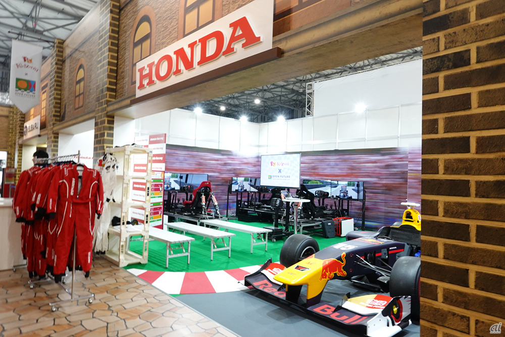 本田のブースでは「レーシングドライバーの仕事」を体験できる