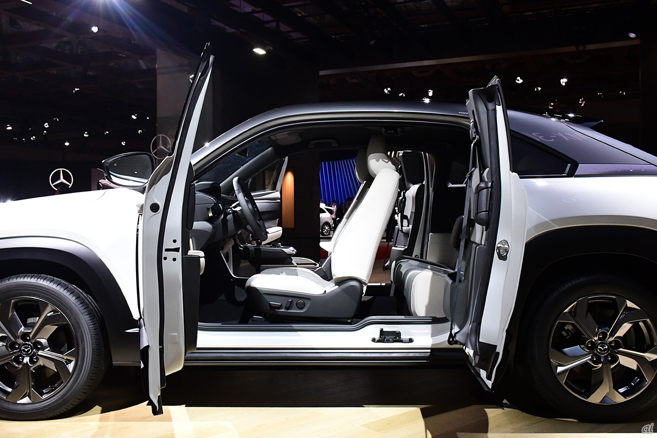 2003年に発売したスポーツカー「RX-8」以来となる「フリースタイルドア」を採用