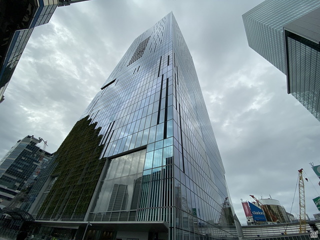 　渋谷のスクランブル交差点に面する渋谷スクランブルスクエア。渋谷エリアでは最も高い地上47階建ての、展望施設、オフィス、産業交流施設、商業施設により構成される複合施設。

