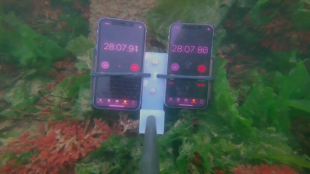 海底のiPhone 11（左）とiPhone 11 Pro（右）。