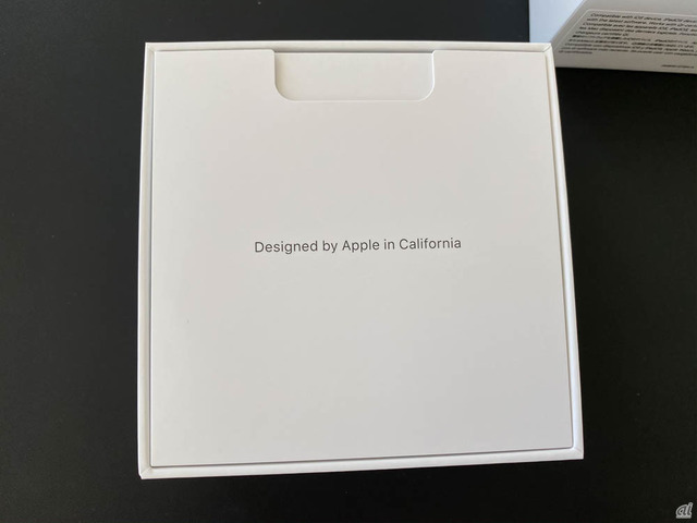 　パッケージを開けたところ。おなじみの、「Designed by Apple In California」の文字。