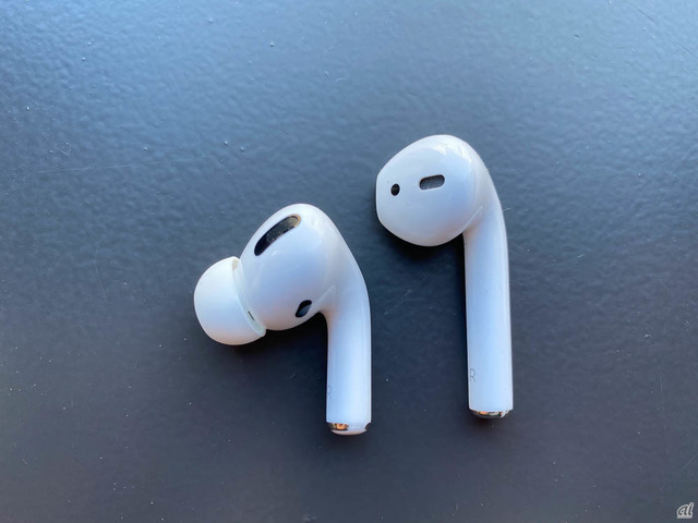 　AirPods Pro（左）とAirPods（右）。