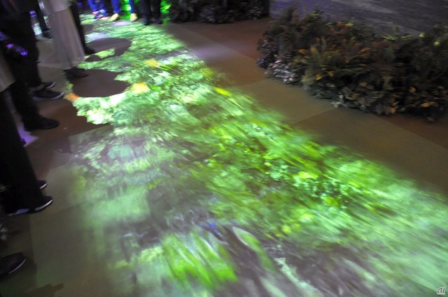 　床には、プロジェクションマッピングによって水が流れる様子も映し出している。