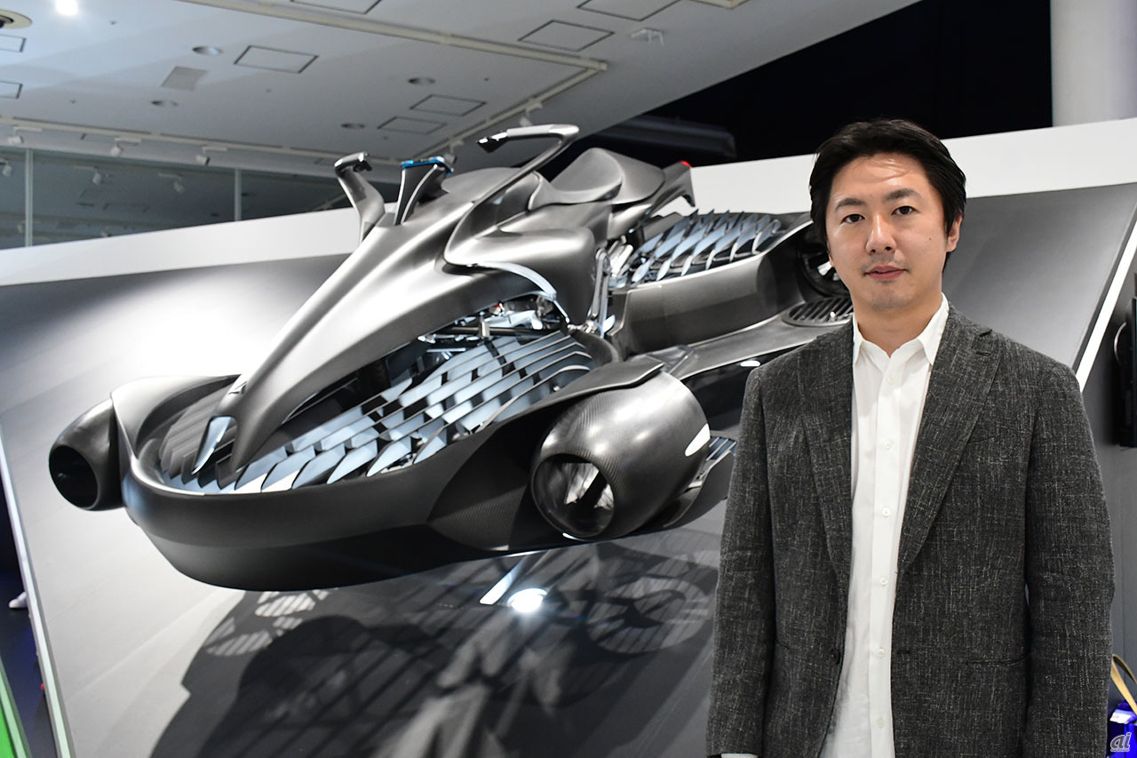 A.L.I.テクノロジーズ 代表取締役社長の片野大輔氏と、ホバーバイク「Air-Mobility “XTURISMO” LIMITED EDITION」