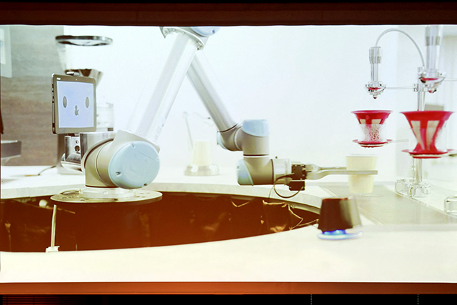 本物のバリスタと同じように働き、接客しコーヒーを淹れるロボット
