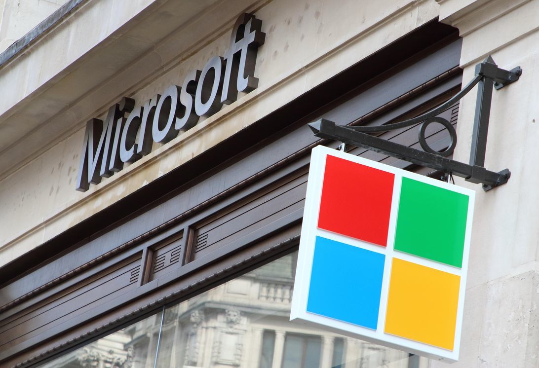 Microsoftのロゴを掲げた建物