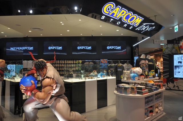 　カプコンは、グッズ販売における初の常設店舗となる「CAPCOM STORE TOKYO」を出店。「ストリートファイター」シリーズのリュウのオブジェが設置。