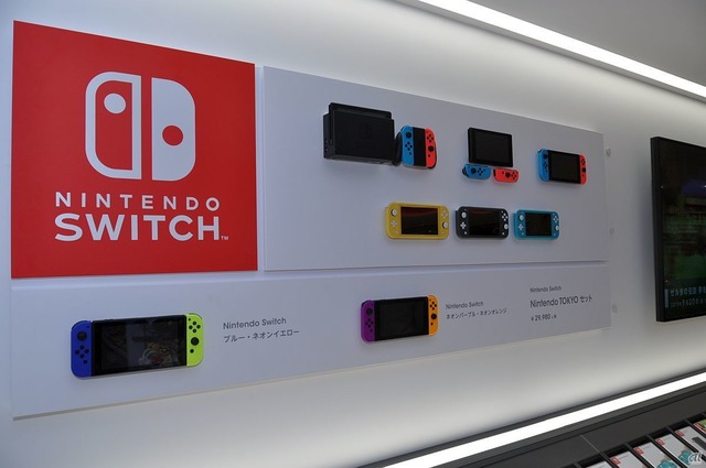 　Nintendo Switch本体なども販売。10月に発売したJoy-Conの新色をセットにしたNintendo Switch本体（2種）や、オリジナルデザインのニンテンドープリペイドカードも用意しているという。