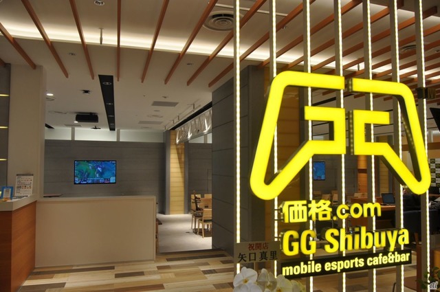 　eスポーツの常設観戦スペースとなる「GG Shibuya Mobile esports cafe&bar」。カカクコムがネーミングライツパートナーとなっており、「価格.com」の名前も付けられている。