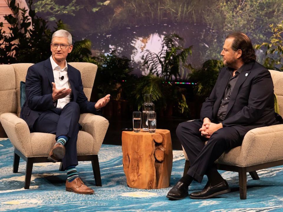 Apple CEOのTim Cook氏（左）とSalesforce CEOのMarc Benioff氏