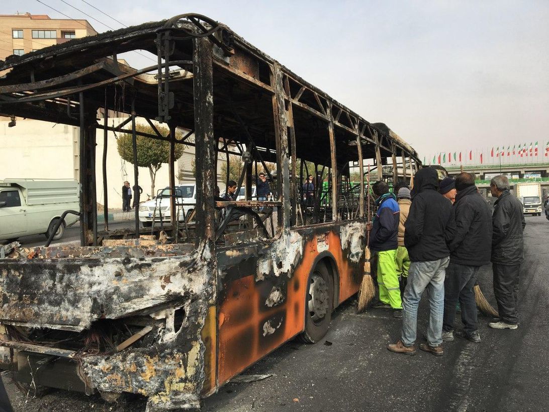 ガソリンの値上げに抗議する人々によって放火されたバス