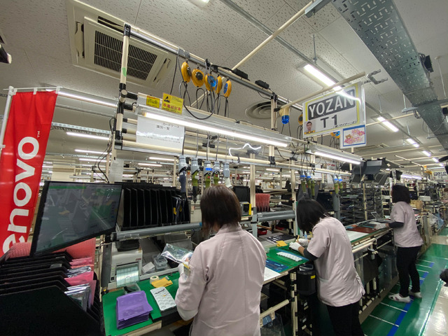 　レノボでは、2015年よりThinkPadのWeb個人向け販売をNECPC 米沢工場で生産している。写真はThinkPadの製造ライン。上杉鷹山の名前をとって「YOZAN」と名付けられている。