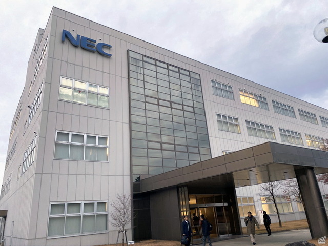 　レノボ・ジャパンは、法人向けデスクトップ「ThinkCentre」シリーズの一部モデルのCTO（カスタマイズ）を日本国内でスタートした。カスタマイズ工程は、同社とNECのジョイントベンチャーであるNECパーソナルコンピュータ（NEC PC）米沢事業場（米沢工場）を活用する。その工場の様子を写真でお伝えする。