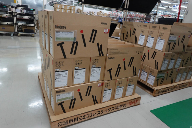 　箱には、米沢生産を示す、専用のシールが貼り付けられる。