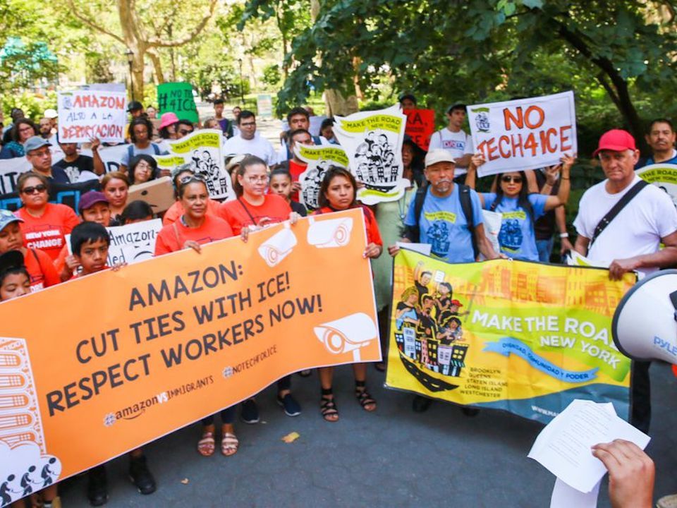 プライムデー期間中にニューヨークで行われたアマゾンへの抗議集会