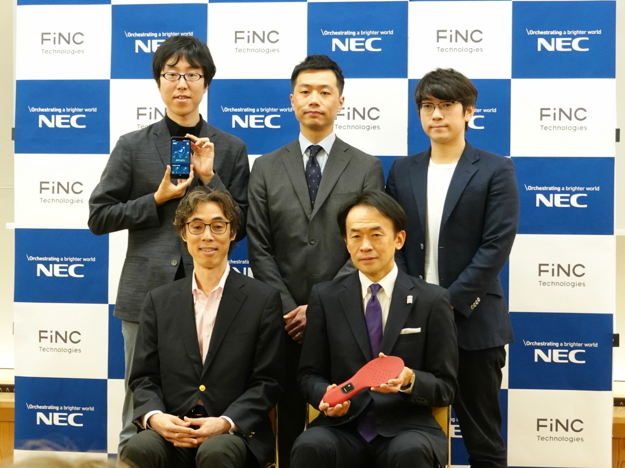 カッコよく歩け--NEC×FiNC、美歩行を支援するIoTインソール「A-RROWG（アローグ）」 - CNET Japan