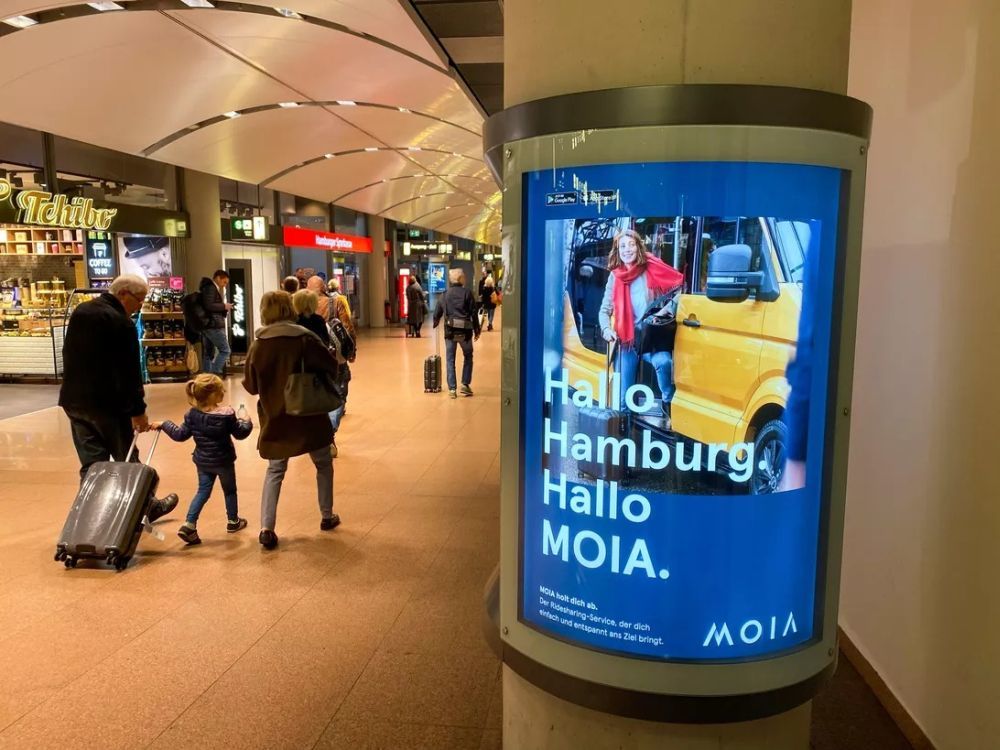 ハンブルク空港内に掲示されたMOIAのポスター