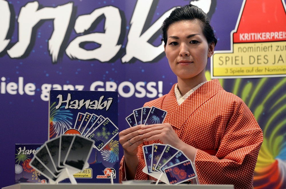 カードゲーム「Hanabi」（花火）のカードを手にする和服姿の女性