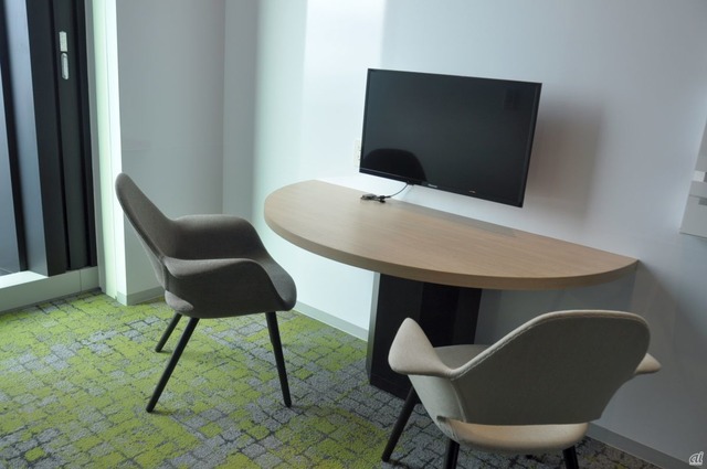 　真正面に座る形ではない、1on1に適した2人用会議室も、各オフィスフロアに設置している。