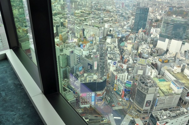 　下を見下ろすと、渋谷のスクランブル交差点が見えるなど、渋谷の街を一望できる。