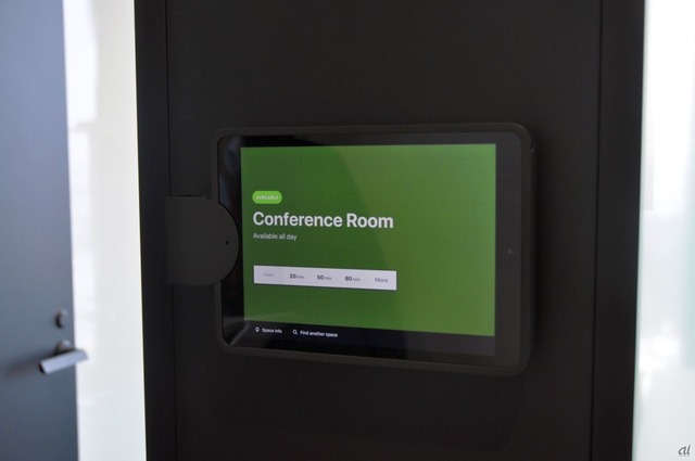 　各会議室には、予約管理用のiPadを設置。会議の開始時に「Check in」、終了時に「End meeting」ボタンを押すことで、実際の利用状況をリアルタイムで従業員が把握可能。緑で利用可能、黄色でチェックイン待ち、赤で利用中となる。予約していても、15分経過で自動的にキャンセルとなり、空き室があれば事前予約なしでもその場で利用できるなど、効率的な会議室の運用を可能としている。