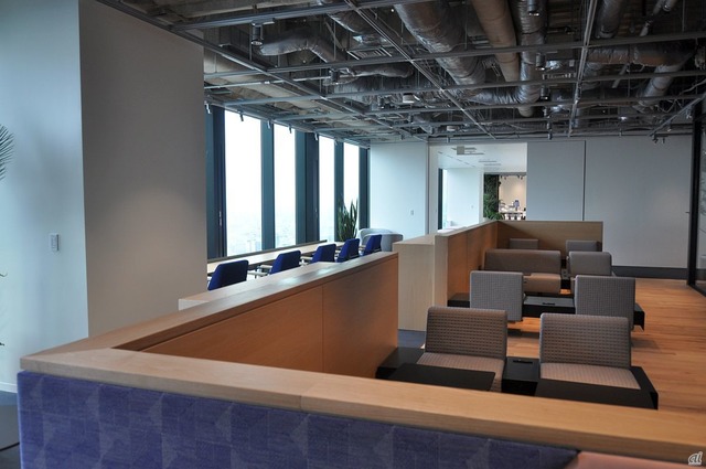 　ほかにもオープンなスペースが用意され、多様なスタイルでのミーティングや作業ができる。