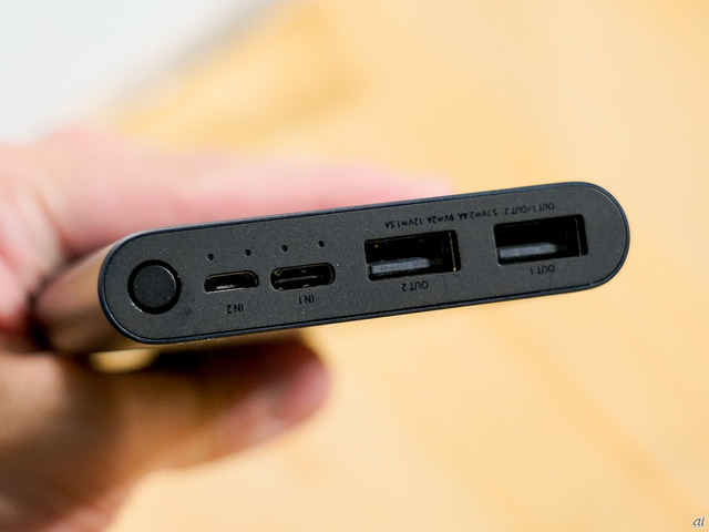 　USB-Cポート×1、USB-Aポート×2、MicroUSBポート×1を内蔵。低電流充電モードも備え、Bluetoothイヤホンなど、モバイルバッテリーによっては給電を判別できない低電流デバイスを充電することもできる。