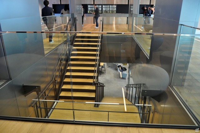 　内階段も設置。後述する35階のコラボレーションルームへ、歩いていくことができる。
