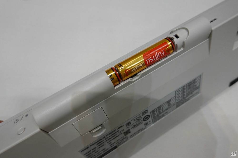 HYBRID Type-SとHYBRIDの電源は、単3形乾電池×2本、USBコネクターからの給電