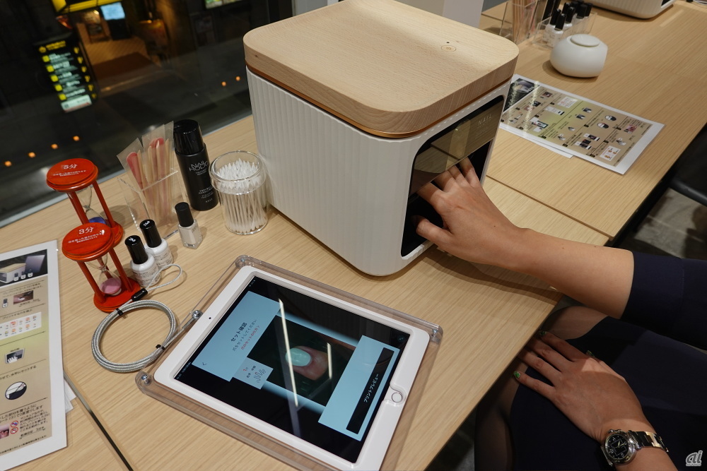 カシオのネイルプリンタ。プリンタ内にカメラが内蔵されており、iPadで指の位置やプレビューが見られる