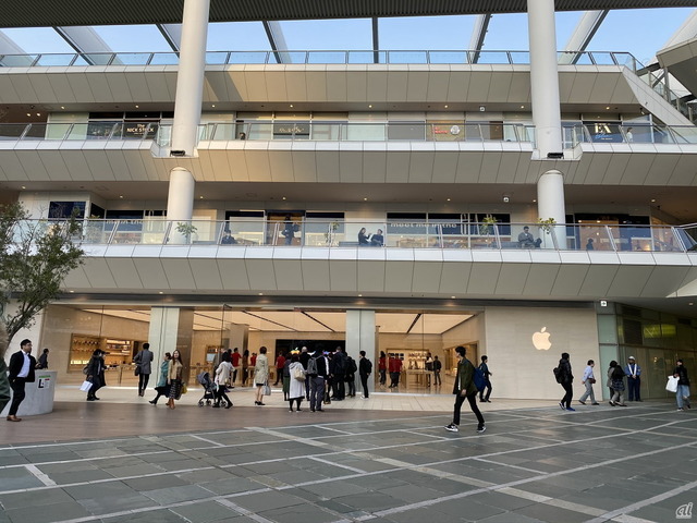 　アップルは12月14日、直営店「Apple 川崎」を10時にオープンする。ラゾーナ川崎プラザ 2階のルーファ広場の近く。営業時間は、10時～21時。オープンに先駆け、プレス向けに内覧会を実施した。