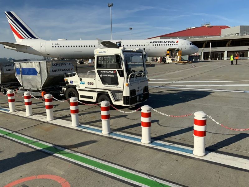 エールフランス 機内へ積み込む預け荷物を自動運転車で運搬 空港ビルと飛行機を結ぶ Cnet Japan