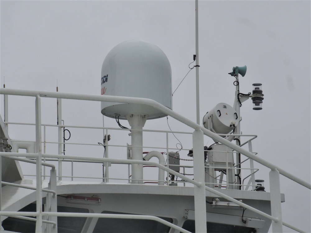 船上には船舶基地局用のアンテナが常設されている