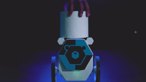 Charminの「RollBot」

　RollBotはトイレットペーパーを持ってきてくれるロボットだ。