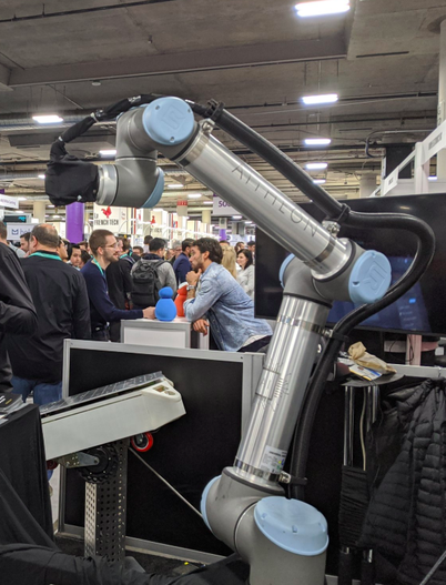 Aitheonのロボットアーム

　Aitheonのロボットアームは倉庫管理などの業務向けに開発されたものだが、CES会場ではハイテクバーテンダーさながら飲み物を注いでいた。