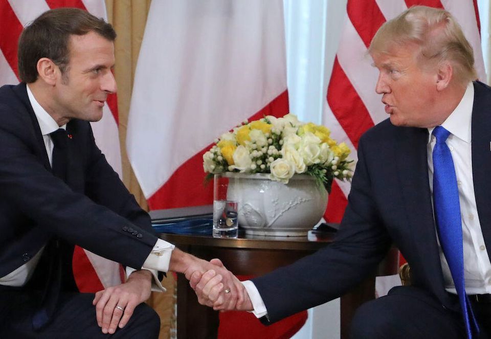 握手を交わすEmmanuel Macron仏大統領（左）とDonald Trump米大統領