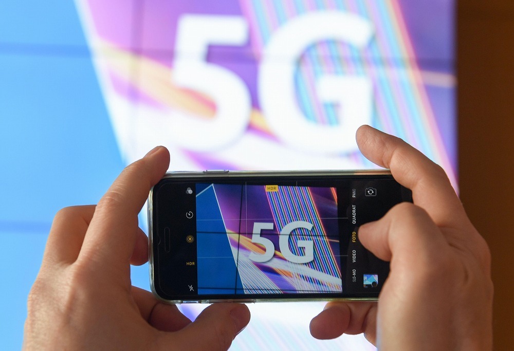 画面に「5G」と表示されたスマートフォン