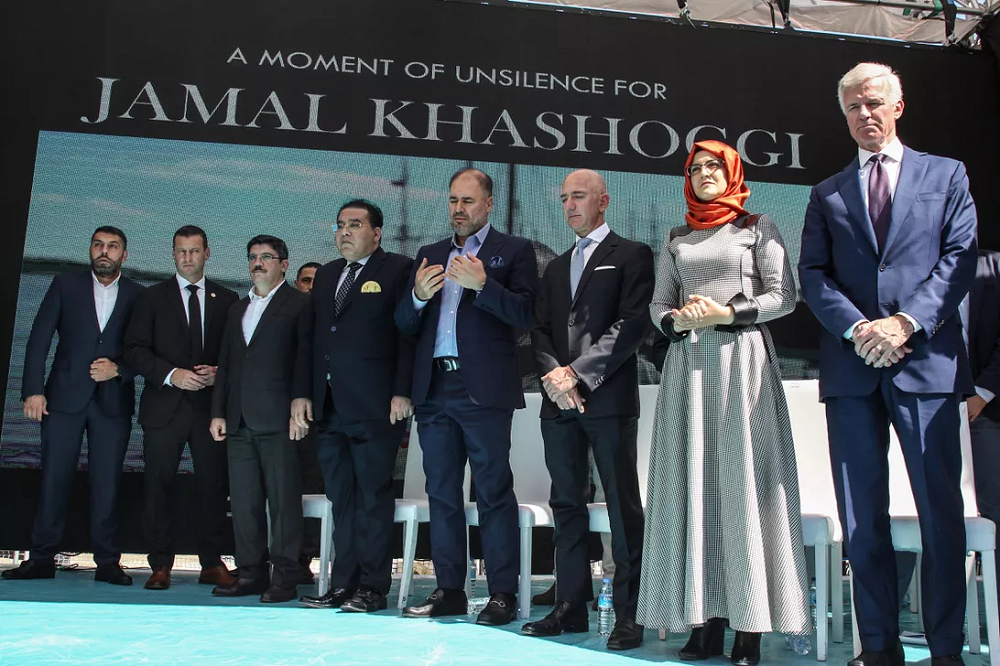 2019年10月、トルコ・イスタンブールにあるサウジ領事館の近くで、Jamal Khashoggi記者の追悼式に参加したBezos氏