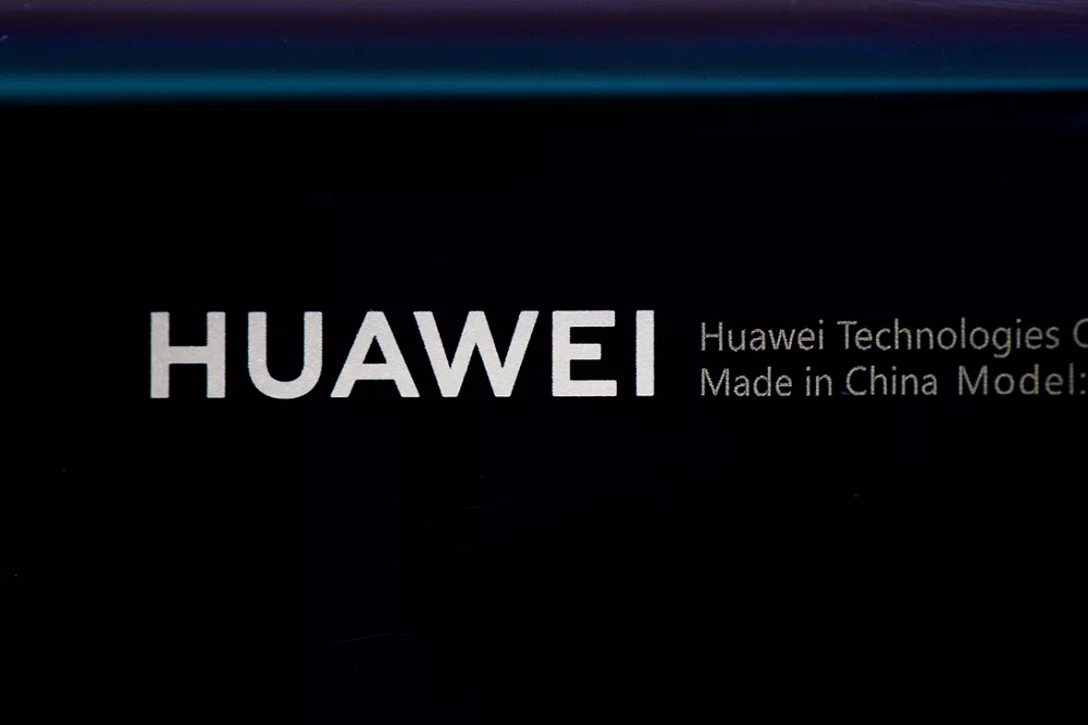 「HUAWEI」の文字