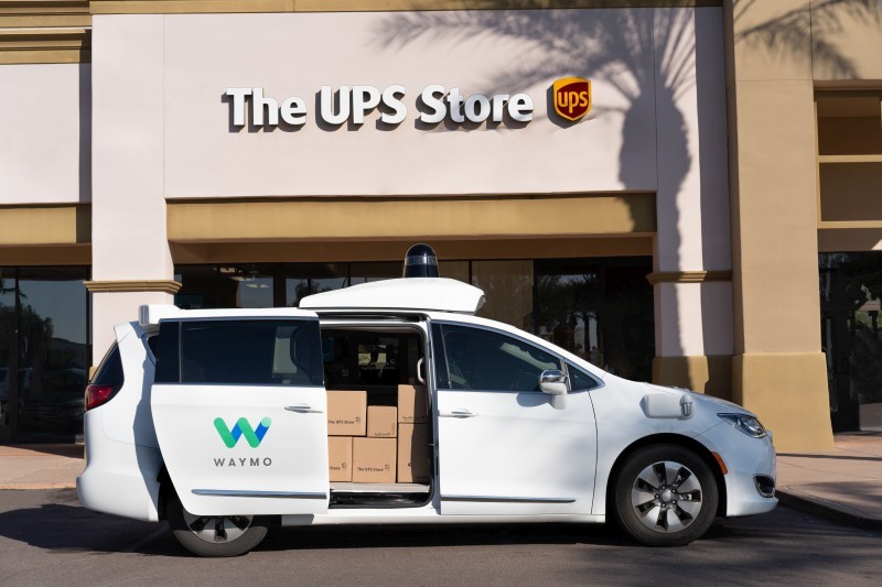 自動運転車でUPSの荷物を運搬（出典：UPS）