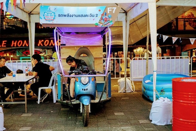 タイの自動三輪車「トゥクトゥク」（タイ市内でよく見かけるバイク荷台一体型タクシー）。運転席の背後に棚が設置され、トランク部分にはテレビモニターが設置されていて、Nintendo Switch専用ソフト「リングフィット  アドベンチャー」を楽しむことができる設計になっている夢の車。