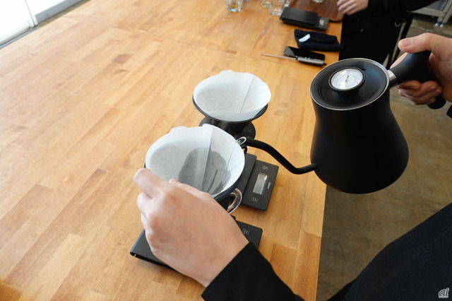 　コーヒー豆を入れる前にまずまんべんなくお湯をかける。カップなどをあたためるとともに、フィルターの紙のにおいをとる役割があるという。