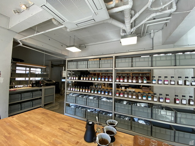 　焙煎所を併設したコンセプトストアはPOST COFFEEのオフィスにもなっている。また、発送に向けた箱詰めなどもここで行っている。