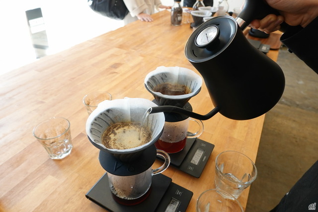 　また、コンセプトストアでは、HARIOのスケールを使用してコーヒーをいれる。きちんとグラムを量った量の豆を入れ、決まった量のお湯を使うことで、コーヒーをいれるたびに味が変わることなく味が安定するとのこと。