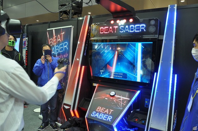 　VRリズムゲーム「Beat Saber」のアーケード版となる「BEATSABER ARCADE MACHINE」（ビートセイバーアーケード）が試遊可能。