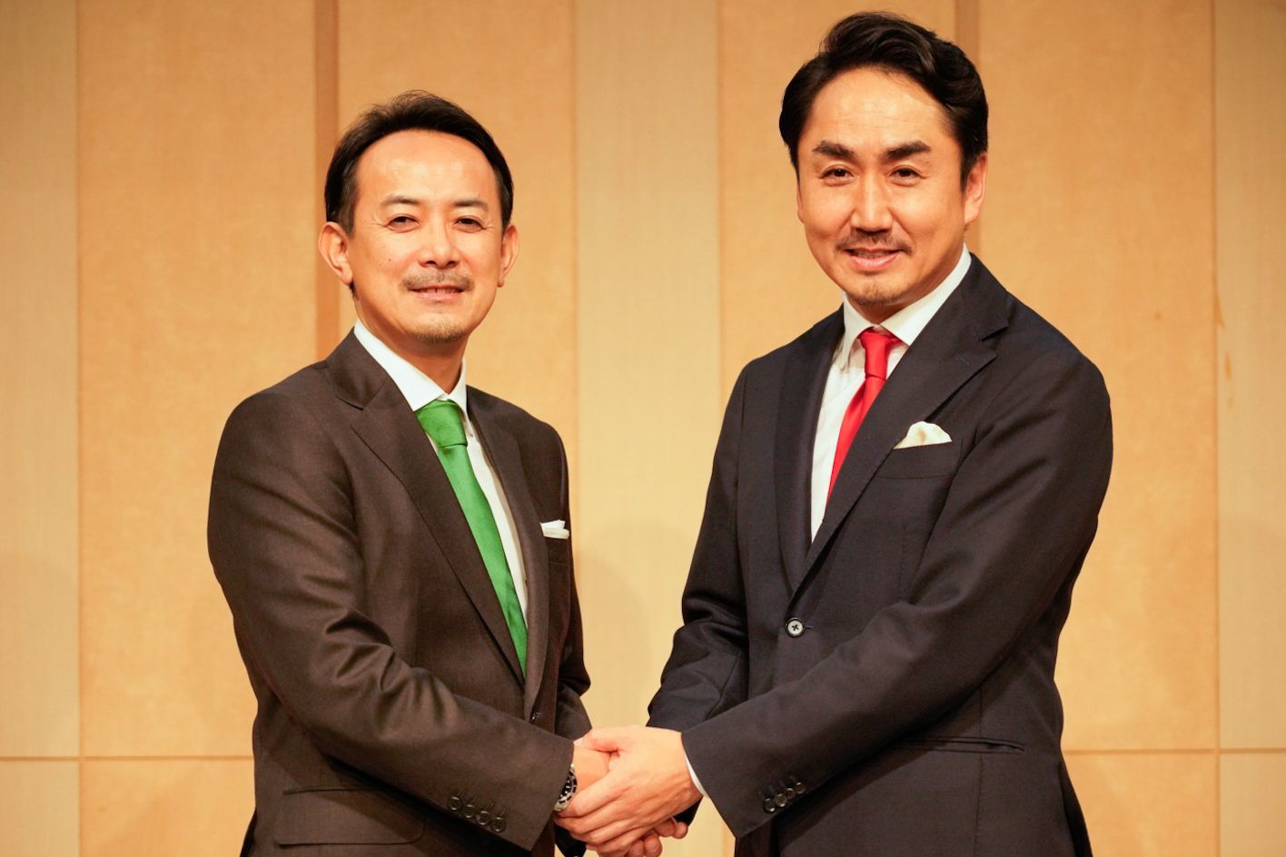 Zホールディングス代表取締役社長の川邊健太郎氏と握手する出澤氏（2019年11月撮影）