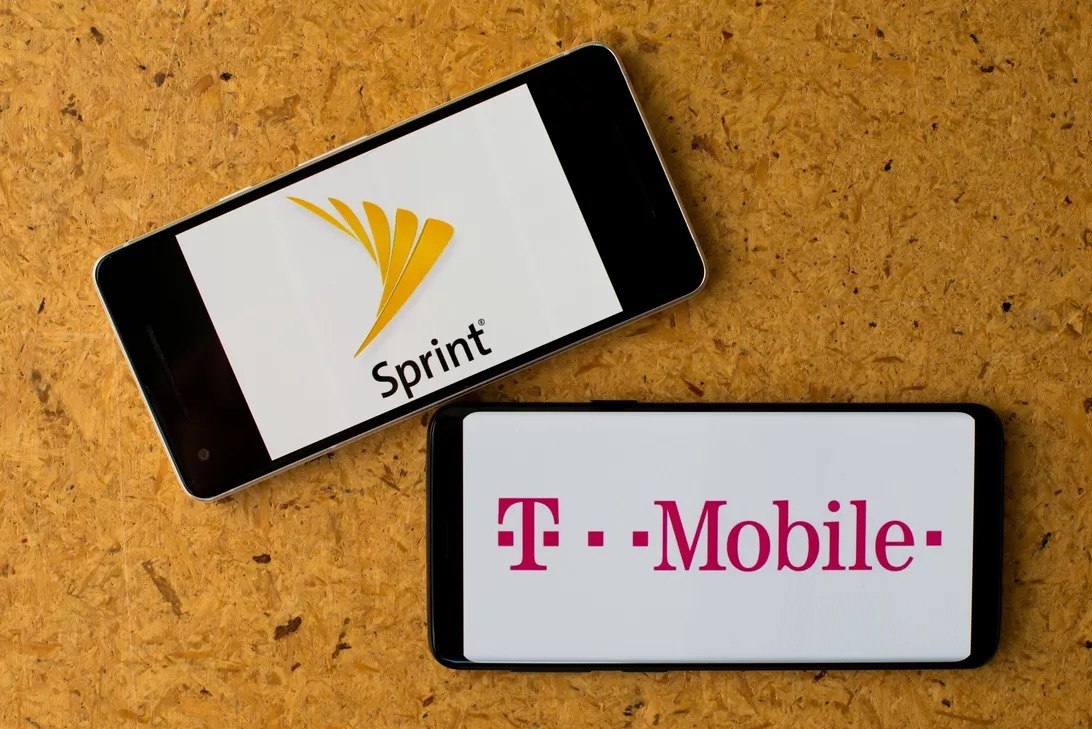 SprintとT-Mobileのロゴ<br />提供：Angela Lang/CNET