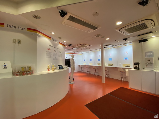 　エースコック、日本マイクロソフト、アイロボットジャパンのコラボレーションによる日本初エキナカ無人ラーメン店だ。日本マイクロソフトのクラウドサービス Microsoft Azureベースの「Smart Store」を用い、無人ラーメン店の運用・管理を実現している。