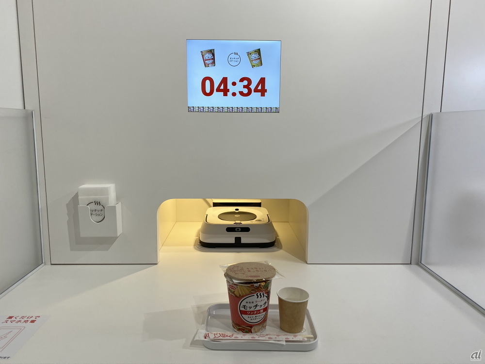 席についてタイマー表示をタッチすると、残り時間が表示された。なお、Qiに対応したスマートフォンなら、待ち時間や食事の間に充電もできる